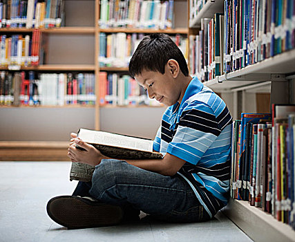 男孩,坐,地面,图书馆,读,书本