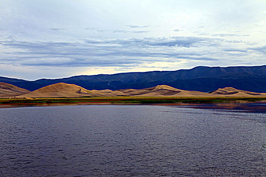 新疆巴里坤鸣沙山湿地