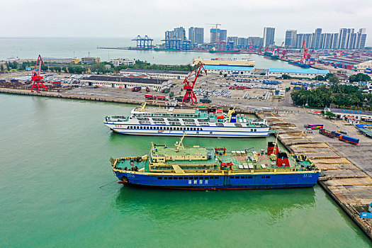 航拍海南海口秀英港,海口港客运站,滚装轮