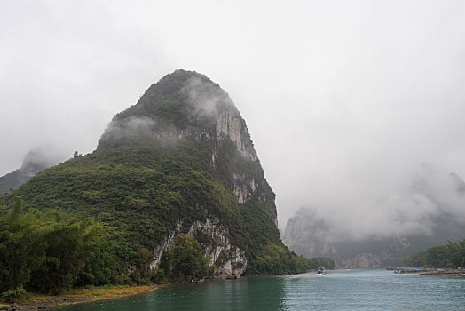 烟雨中的中国桂林漓江山水风光