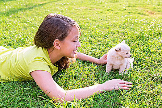儿童,女孩,小狗,狗,高兴,玩,宠物,卧,后院,草坪