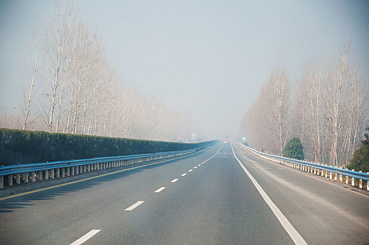 空旷无车的高速公路