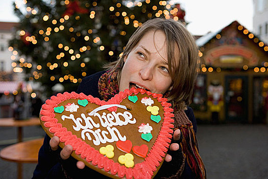 女人,咬,心形,姜饼,饼干,圣诞市场,柏林,德国