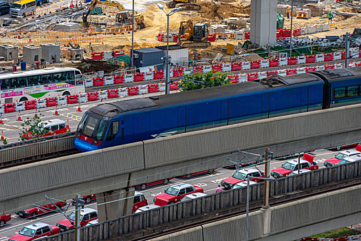 一列港铁机场快线列车正驶入香港国际机场的车站