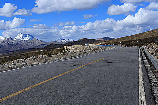 高原雪山与公路