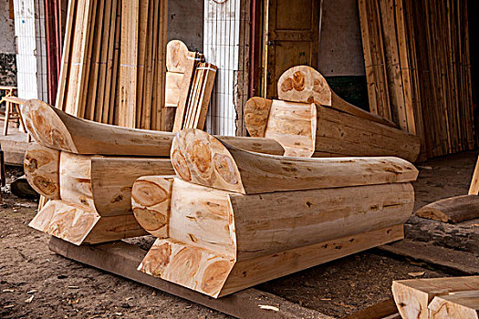 四川安岳县石羊镇正在制作销售的木棺