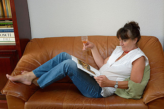 女人,60多岁,喝,葡萄酒杯,读