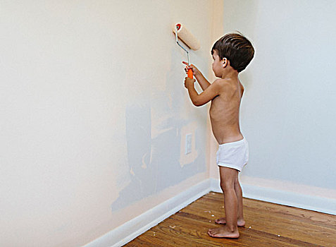男孩,棕发,穿,白色,内裤,拿着,油漆滚,描绘,白墙