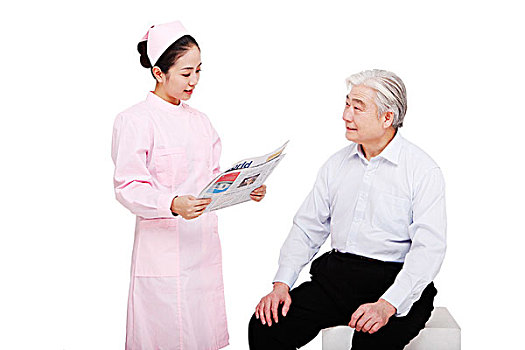 护士给病人读报纸