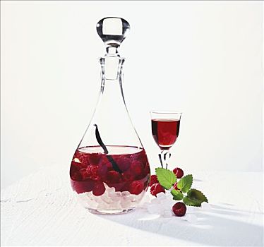树莓酒,玻璃瓶,玻璃杯