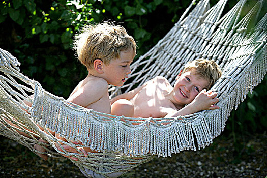 男孩,裸露上身,吊床,放松,花园,孩子,两个,5-7岁,兄弟,兄弟姐妹,朋友,玩,休息,轻松,度假,休闲,夏天,户外
