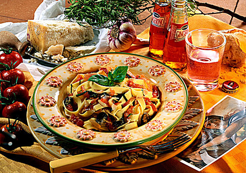 意大利干面条,西红柿,橄榄,松子