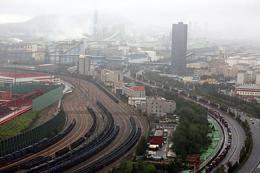 山东省日照市,海面上风起云涌变幻莫测,乌云翻滚带来大风大雨,气象部门再发暴雨黄色预警