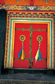 西藏阿里古格遗址藏式大门