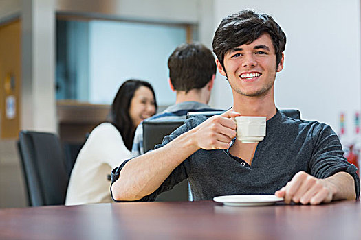 男人,坐,拿着,咖啡杯,微笑,大学,咖啡