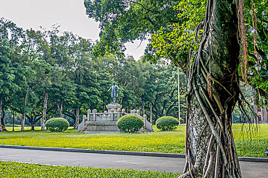 广州中山大学－孙中山纪念铜像