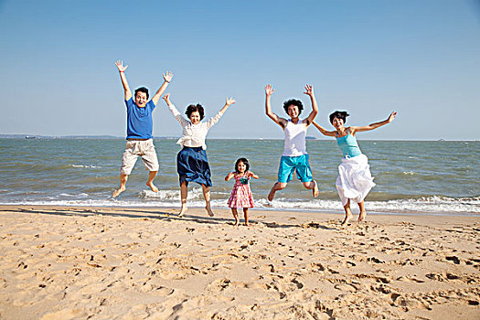 一家人在沙滩跳跃