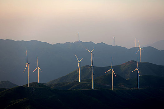 桂林高山上的风力发电场