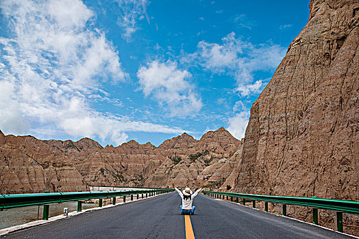 青海海南共和县城通往龙羊峡土林地质生态旅游景区的公路中的旅行者