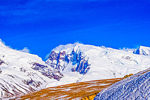 新疆,雪山,蓝天,红山