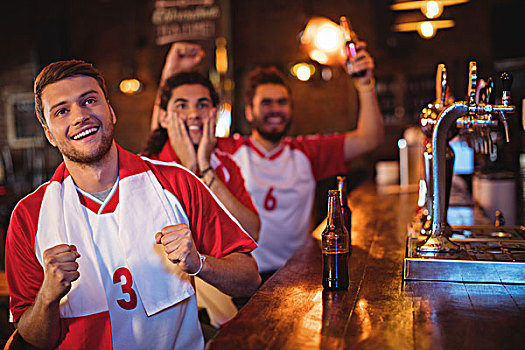 群体,男性,朋友,看,足球赛,酒吧