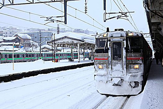列车,雪,白天