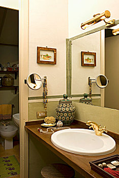 角,卫生间,盥洗盆,黄铜,摆设,正面,镜子,敞门,景色