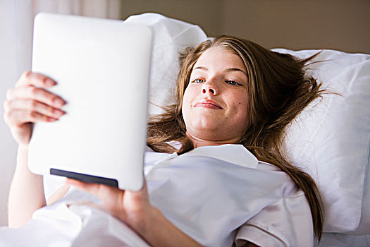 女子躺在床上,卧室,使用数字化片剂,电脑类