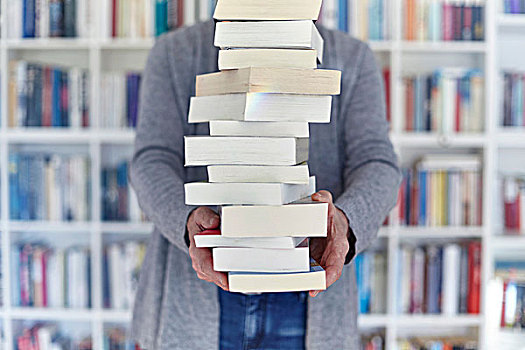 女人,拿着,一堆,书本,腰部
