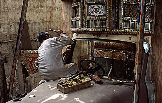 一个,男人,身体,卡车,卡拉奇,巴基斯坦,2005年,10星期大,时期,许多,驾驶员,悬空,工作间,局部,大家庭
