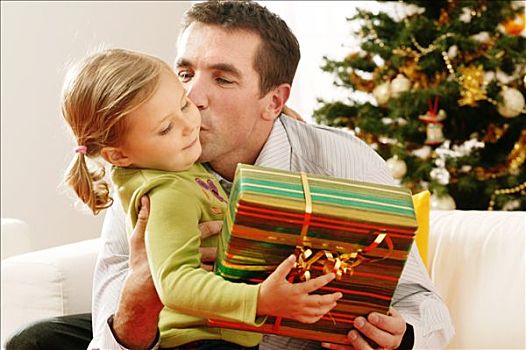 男人,吻,小女孩,礼物,圣诞树,背影