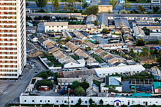 朝鲜首都平壤市鸟瞰彩色楼房色彩斑斓