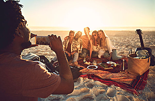 男青年,拍照手机,摄影,朋友,享受,野餐,晴朗,夏天,海滩