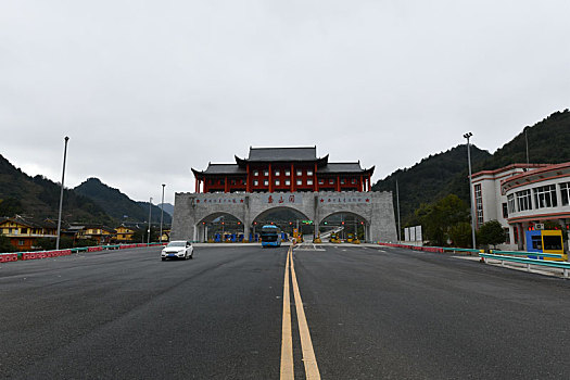 贵州遵义,兰海高速崇遵段观坝收费站更名为娄山关站