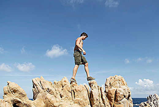 仰拍,侧面视角,男青年,攀登,岩石上,哥斯达黎加,萨丁尼亚,意大利