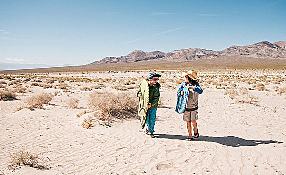 两个男孩,走,一起,尤里卡沙丘,死亡谷国家公园,加利福尼亚,美国