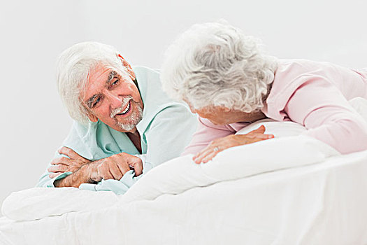 交谈,老年夫妇,床上