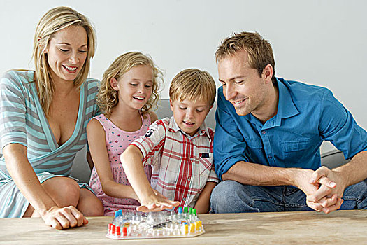 家庭,两个孩子,玩,棋类游戏,茶几