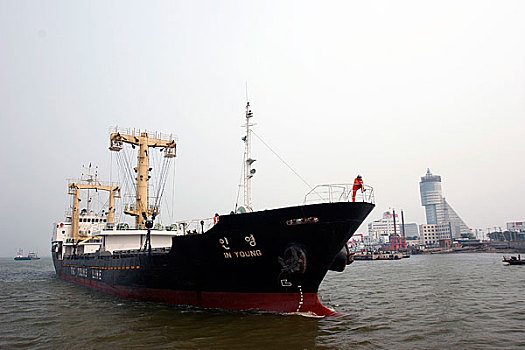 进入天津港的轮船