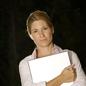肖像,职业女性,拿着,笔记本电脑