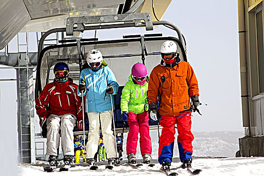 滑雪的一家人