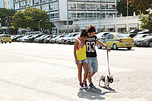 年轻,情侣,漫步,狗,人行道,科帕卡巴纳,里约热内卢,巴西