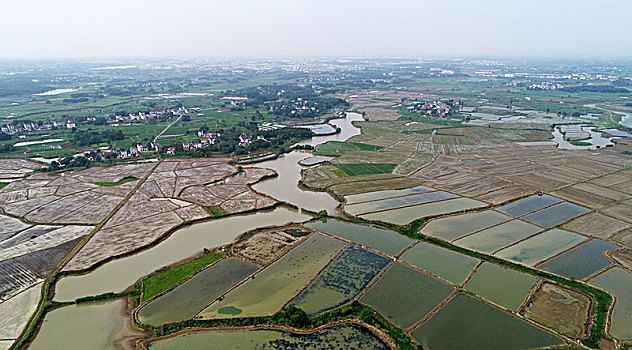 航拍雨后田园