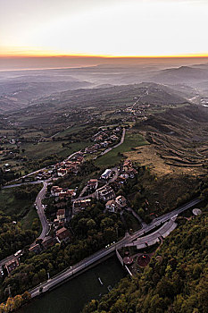 日出前圣马力诺山城俯瞰小镇村落