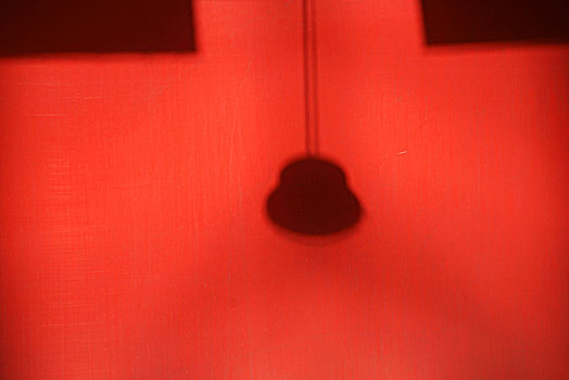 灯,灯罩,线缆,影子,红墙