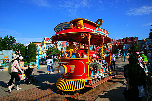 东京迪士尼乐园里卡通城摇滚乐电车