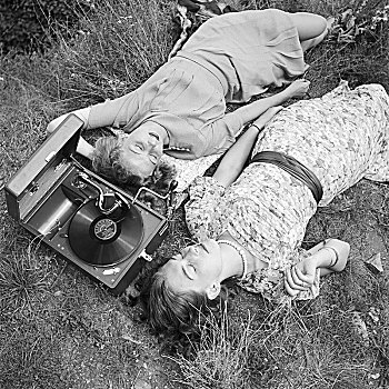 两个,年轻,女人,德国,美女,卧,草坪,听,留声机,20世纪30年代