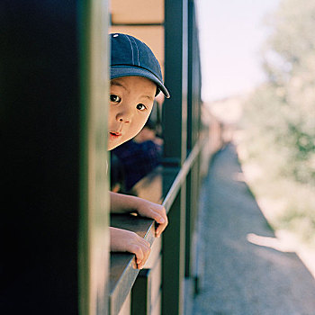兴奋,男孩,探出,列车,窗户