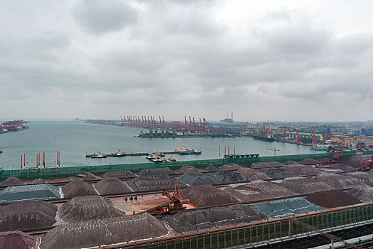 山东省日照市,雪后的港口生产繁忙有序