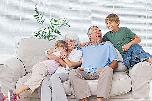 微笑,孙辈,搂抱,祖父母,沙发